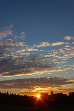 mavi gökyüzü günbatımı güney Alman kırsal güneş ışınları ile Eylül sonbahar akşam