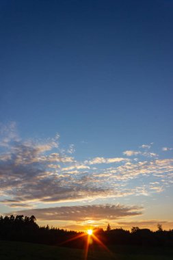 mavi gökyüzü günbatımı güney Alman kırsal güneş ışınları ile Eylül sonbahar akşam