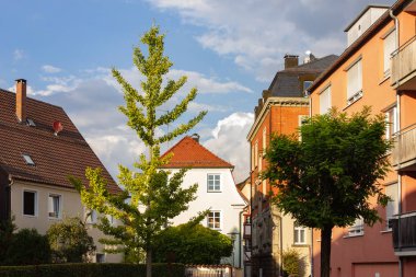 ekim sonbahar ayında güney Almanya'da tarihi binanın baca ile çatı