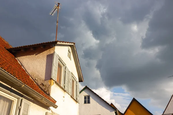 Toit Avec Antenne Sur Les Bâtiments Historiques Octobre Après Midi — Photo