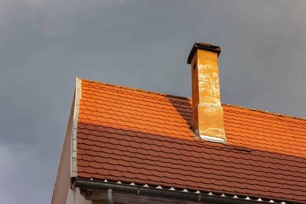 Het Dak Met Een Schoorsteen Van Een Historisch Gebouw Zuid — Stockfoto