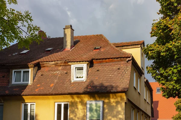 Dachterrasse Mit Schornstein Eines Historischen Gebäudes Süddeutschland Oktober Herbstmonat — Stockfoto