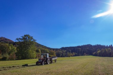 sonbahar manzara ve alan Güney Almanya'da traktör