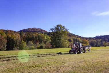 sonbahar manzara ve alan Güney Almanya'da traktör