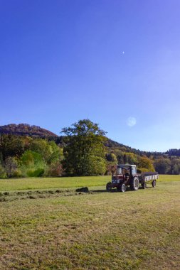 sonbahar manzara ve alan Güney Almanya'da traktör