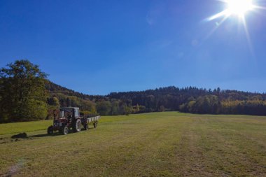 sonbahar manzara ve alan Güney Almanya'da traktör