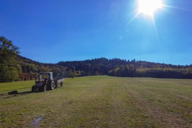 sonbahar manzara ve alan Güney Almanya'da traktör