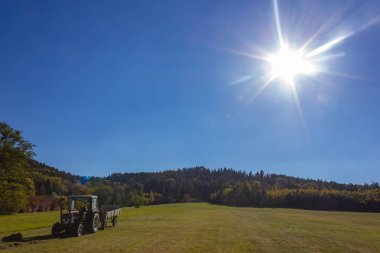 sonbahar manzara ve alan Güney Almanya'da traktör