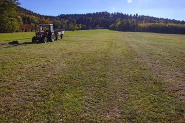 sonbahar manzara ve alan Güney Almanya'da traktör