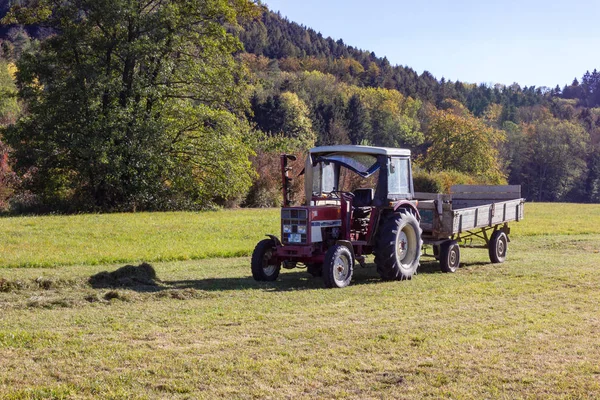 Traktor Auf Herbstlandschaft Und Feld Süddeutschland — Stockfoto