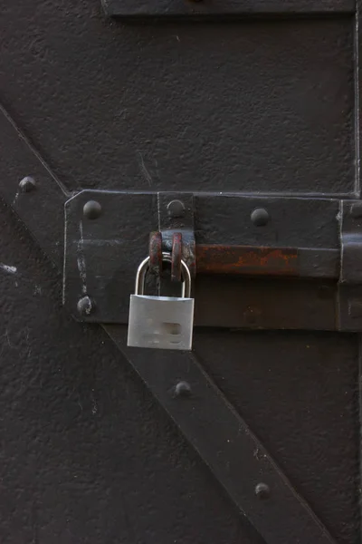 Ασημένια Ασφάλεια Lock Στην Μαύρη Σιδερένια Πόρτα Στην Ιστορική Πόλη — Φωτογραφία Αρχείου