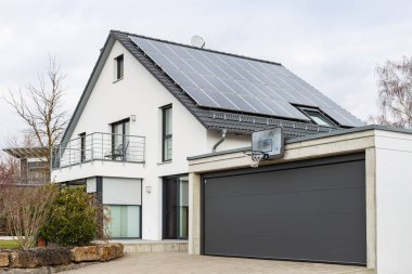 modern ev Garaj Şubat öğleden sonra Güney Almanya kırsal köyde