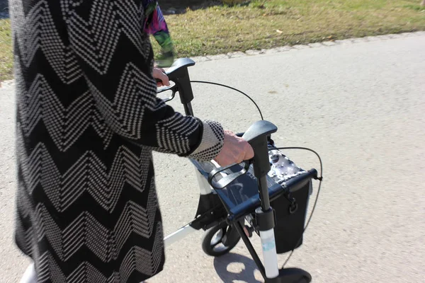 Äldre dam med rollator — Stockfoto