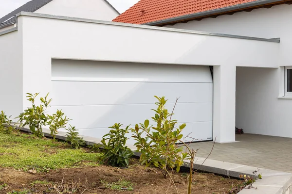 Modernes Haus und Carports — Stockfoto