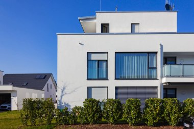 yeşil çalılar ile modern ev Binası 