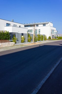 yeşil çalılar ile modern ev Binası 