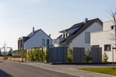 yeşil çalılar ile modern ev Binası 