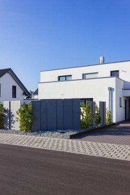 yeşil çalılar ile modern ev Binası 