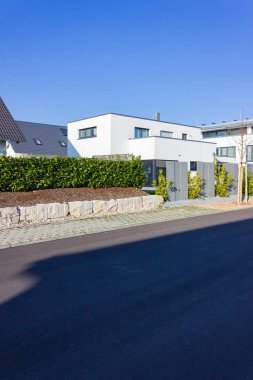 yeşil çalılar ile modern ev Binası 