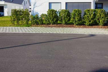 yeşil çalılar ile modern ev Binası 