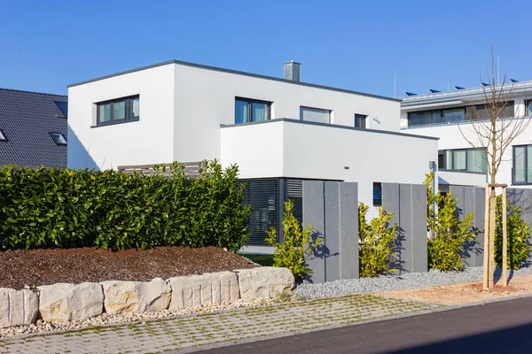 yeşil çalılar ile modern ev Binası 