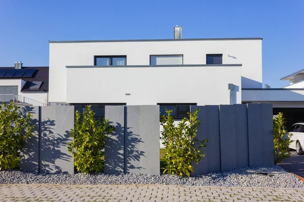 Modern house building with green bushes — Stock Photo, Image