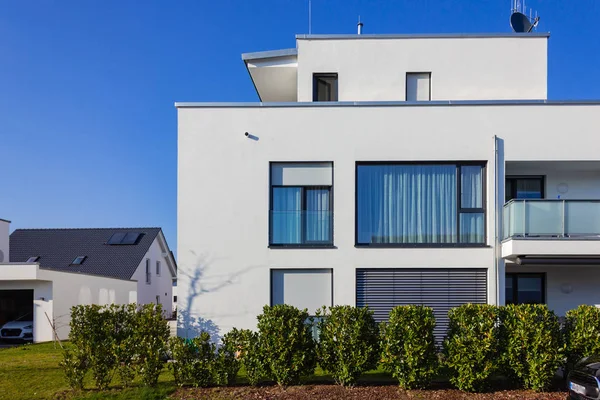 yeşil çalılar ile modern ev Binası 