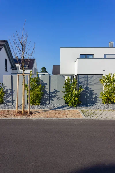 Modern house building with green bushes — Stock Photo, Image