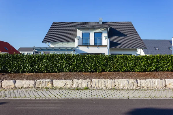 Moderner Hausbau mit grünen Büschen — Stockfoto