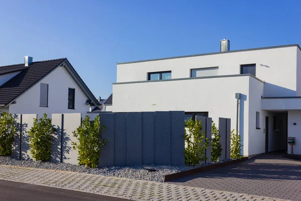 Edificio de casa moderna con arbustos verdes — Foto de Stock