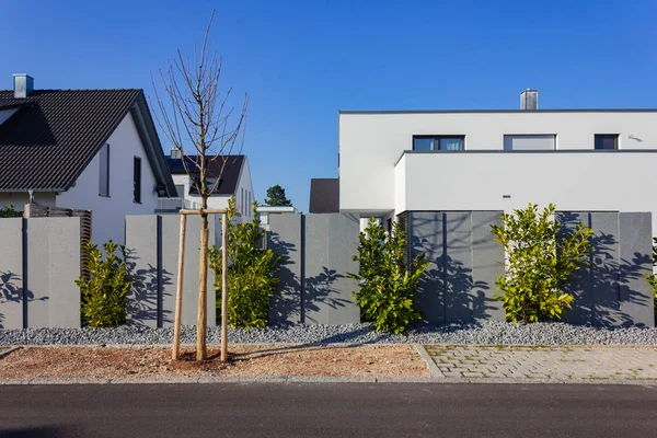 yeşil çalılar ile modern ev Binası 