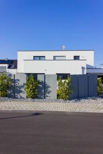 Edificio de casa moderna con arbustos verdes — Foto de Stock