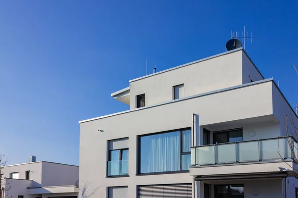 Moderna fachada del edificio de la casa —  Fotos de Stock