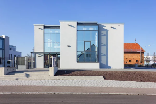 Moderna fachada del edificio de oficinas — Foto de Stock