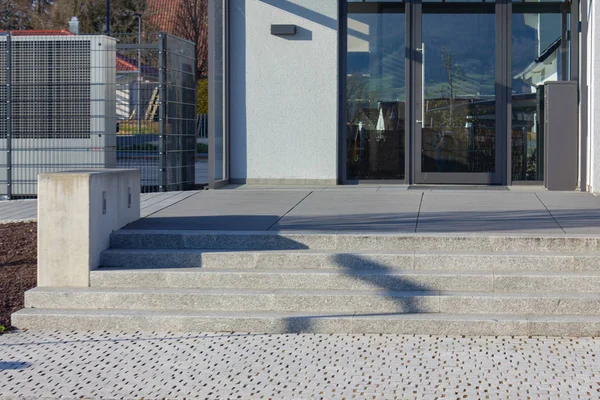 Moderna fachada del edificio de oficinas — Foto de Stock