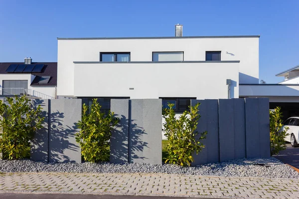 Edificio de casa moderna con arbustos verdes — Foto de Stock
