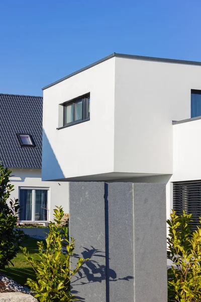 Modern házépítés zöld bokrokkal — Stock Fotó
