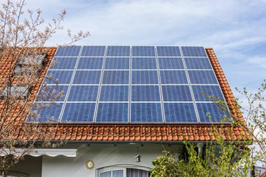 güney Alman kırsal nisan bahar öğleden sonra çatıüzerinde güneş panelleri ile ev