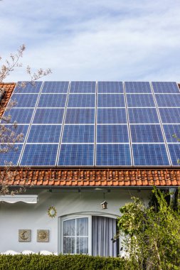 güney Alman kırsal nisan bahar öğleden sonra çatıüzerinde güneş panelleri ile ev