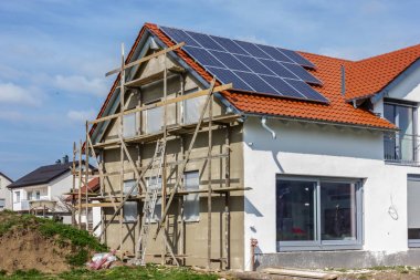 güney Alman kırsal nisan bahar öğleden sonra çatıüzerinde güneş panelleri ile çerçeveleme ev