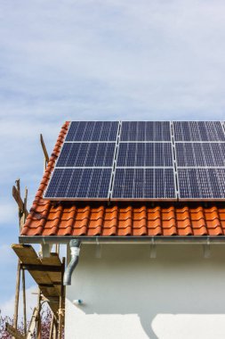 güney Alman kırsal nisan bahar öğleden sonra çatıüzerinde güneş panelleri ile çerçeveleme ev