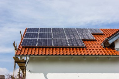 güney Alman kırsal nisan bahar öğleden sonra çatıüzerinde güneş panelleri ile çerçeveleme ev