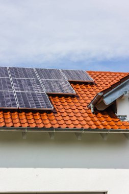 güney Alman kırsal nisan bahar öğleden sonra çatıüzerinde güneş panelleri ile çerçeveleme ev