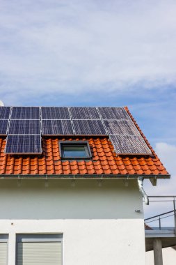 güney Alman kırsal nisan bahar öğleden sonra çatıüzerinde güneş panelleri ile çerçeveleme ev