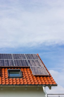 güney Alman kırsal nisan bahar öğleden sonra çatıüzerinde güneş panelleri ile çerçeveleme ev
