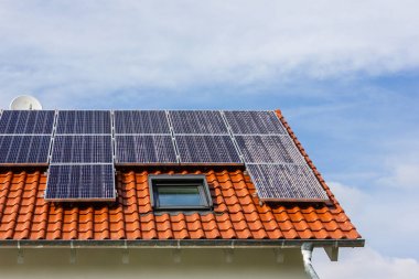 güney Alman kırsal nisan bahar öğleden sonra çatıüzerinde güneş panelleri ile çerçeveleme ev