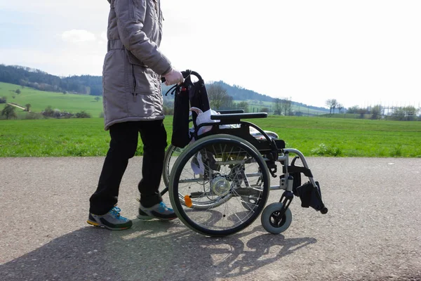 Старшая Леди Толкает Инвалидное Кресло Велосипедной Дорожке Южной Германии Весной — стоковое фото