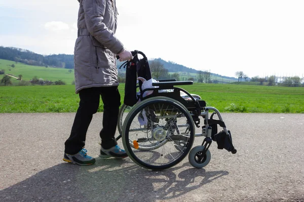 Starší Dáma Tlačila Kolečkové Křeslo Bikeway Jižním Německu Jarní Čas — Stock fotografie