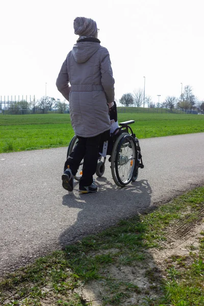 Señora Mayor Empujando Silla Ruedas Bicicleta Sur Alemania Primavera — Foto de Stock