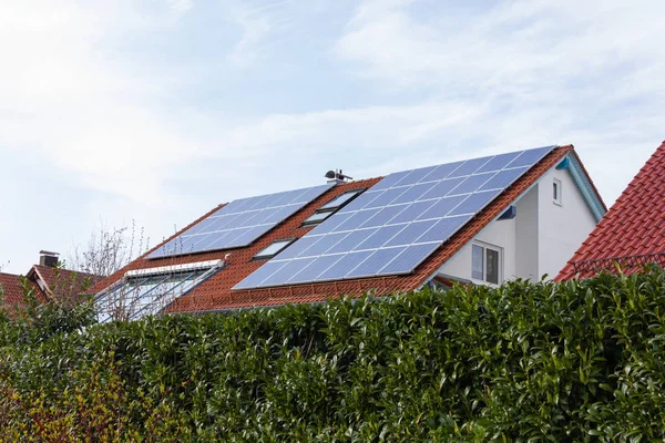 Talo Aurinkopaneelit Katolla Etelä Saksan Maaseudulla Huhtikuu Kevät Iltapäivällä — kuvapankkivalokuva